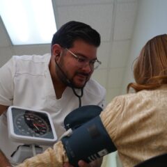 Exhorta Secretaría de Salud a evitar ingesta excesiva de alimentos y alcohol  La Secretaría de Salud hizo un llamado a las y los chihuahuenses en el marco de las festividades de Nochebuena, Navidad y Año Nuevo, para evitar los excesos en cuanto al consumo de alimentos o bebidas alcohólicas.