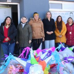 Lleva Yesenia Reyes alegría navideña a escuelas de la región noroeste.
