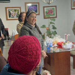 Entrega Nancy la China Frías cobijas en Club del Abuelo.
