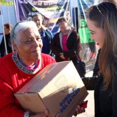Entrega Carla Rivas apoyos alimentarios a adultos mayores en el Cerro de la Cruz.