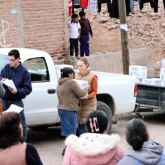 Otorga Carla Rivas apoyos a vecinos de R. Almada y Ampliación Universitaria.