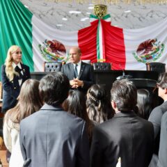 Diputada Brenda Ríos lidera visita de estudiantes de la Facultad de Derecho de la UACh al Congreso del Estado.