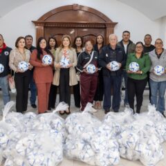 Entregan 200 balones de futbol a 10 primarias, en Cuauhtémoc