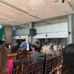 Jorge Soto llama a los jóvenes a prepararse y no caer en la corrupción.