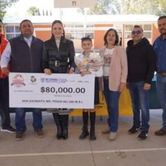 Entrega Yesenia Reyes cheque para mejoras educativas en la escuela Miguel Hidalgo, por participación de Diputada Infantil del Congreso del Estado