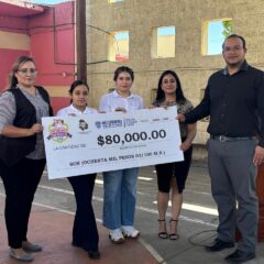 Entrega Jael $80 mil a escuela de su diputada infantil.