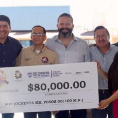 Reconoce Saúl Mireles a alumna del Parlamento Infantil y entrega apoyo a primaria de Cuauhtémoc.