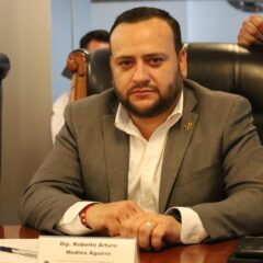 Otorgará Arturo Medina becas a hijas e hijos de fallecidos por accidente en Guachochi.