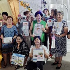 Apoya Carla Rivas a madres de familia de la colonia Cerro de la Cruz con artículos para el hogar.