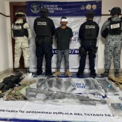 Asegura SSPE a sujeto armado y arsenal en el municipio de Ojinaga