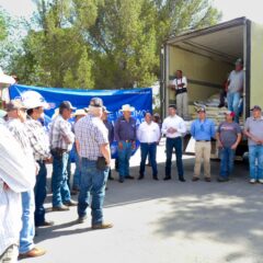 Entregan Saúl Mireles y Homero Luján maíz molido a productores de Anáhuac.