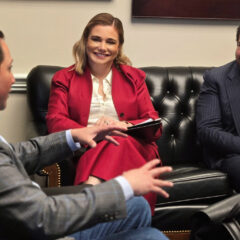 Maru Campos se reúne en Washington con el congresista Tony Gonzales.
