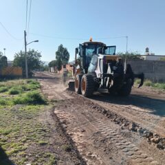 Despliega SCOP maquinaria pesada para reparar caminos afectados por las lluvias.