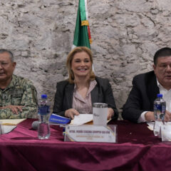 Maru Campos encabeza mesa de seguridad en Guadalupe y Calvo; acuerda trabajo conjunto para restablecer la paz en la región.
