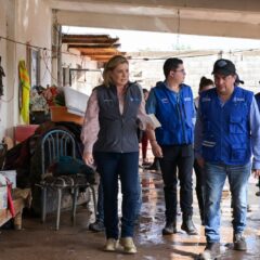 Maru Campos recorre colonias afectadas por lluvias en la ciudad de Chihuahua