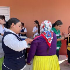 Lleva Estado brigadas de vacunación y apoyo alimentario a habitantes de la Sierra Tarahumara.