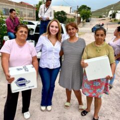 Respalda Carla Rivas a los vecinos de la Rosario con apoyos alimentarios.