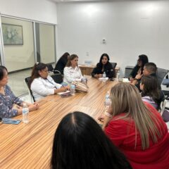 “Compromiso firme: reunión entre Fiscalía de la Mujer, padres de familia y la diputada Xóchitl Contreras”.