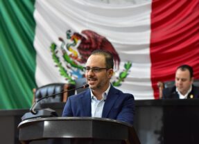 Va Jorge Soto contra el uso de colores partidistas en bienes públicos.