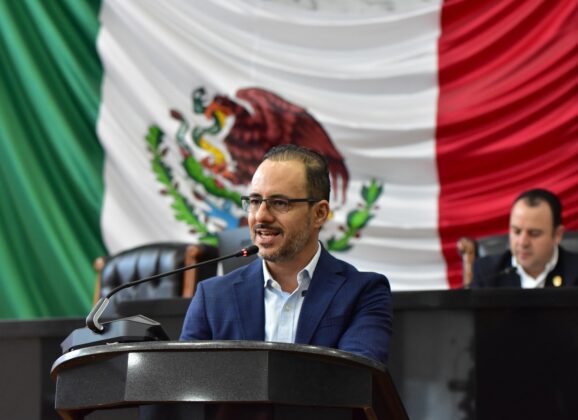 Va Jorge Soto contra el uso de colores partidistas en bienes públicos.