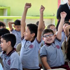 Mejoran la formación académica de 7 mil estudiantes con donación de equipo de cómputo.