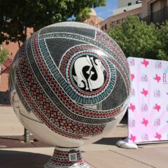 Inauguran exhibición de las esferas monumentales de Mata Ortíz en el centro de El Paso.