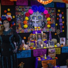 Presentan integrantes de las Casas de los Abuelos exhibición de altares de muertos.