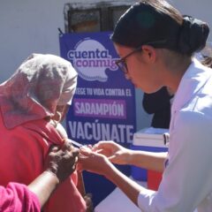 Encabeza secretario de Salud jornada de vacunación y entrega de alimentos en Guachochi.
