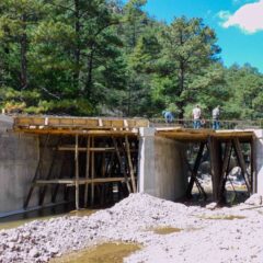 Registra avance del 65 por ciento construcción de puentes de acceso a la Cascada de Cusárare.