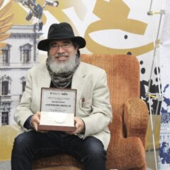 Premian a Juan Domingo Argüelles con la Medalla Wikáarame como Reconocimiento al Mérito Poético.