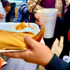 Regala Carla Rivas tamales a vecinos de la colonia Mármol en su posada navideña.