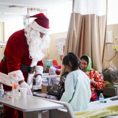 Por quinto año consecutivo, Olson lleva a “Santa” al Hospital Infantil de Chihuahua.
