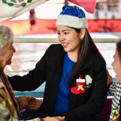 Nancy “La China” Frías lleva posadas navideñas a cinco colonias de Chihuahua capital.