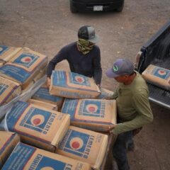 Entrega Estado apoyo de cemento a familias del municipio de Santa Isabel.