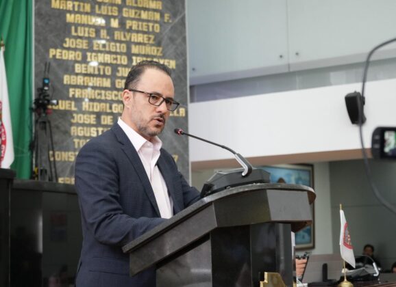 Mantiene Jorge Soto agenda de trabajo y gestión con vecinos de la División del Norte.