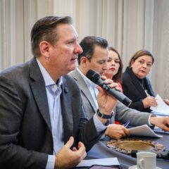 Olson presenta iniciativa para proteger la salud mental de niñas, niños y adolescentes mediante regulación del uso de redes sociales.