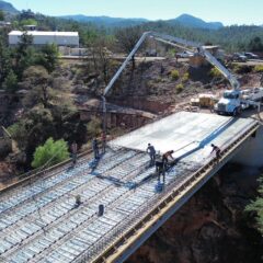 Trabaja SCOP en construcción de puente vehicular en Bahuichivo, Urique.