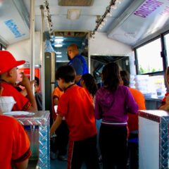 Lleva comedor móvil de NutriChihuahua platillos a niñas y niños de la Primaria César Augusto Sandino.