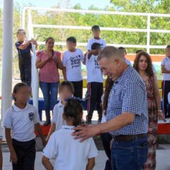 Realiza entrega Ismael Pérez Pavía de apoyo de pintura para la Primaria Fray Pedro de Gante