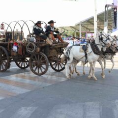 Desfila la Gran Cabalgata Villista por la ciudad de Chihuahua.