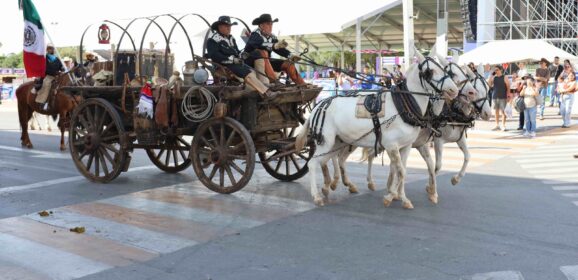 Desfila la Gran Cabalgata Villista por la ciudad de Chihuahua.