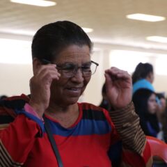 Entrega DIF Estatal auxiliares auditivos y lentes adaptados en la región serrana.