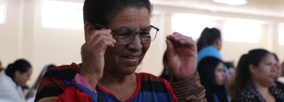 Entrega DIF Estatal auxiliares auditivos y lentes adaptados en la región serrana.