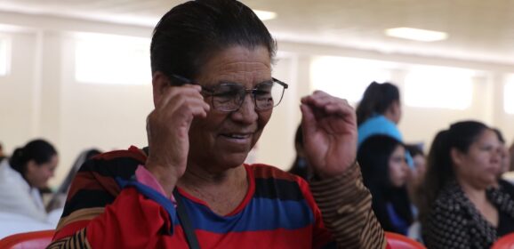 Entrega DIF Estatal auxiliares auditivos y lentes adaptados en la región serrana.