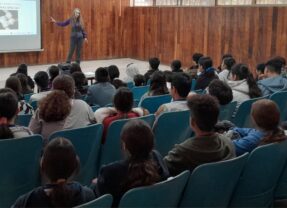 Fomentan acciones de prevención de violencia digital con estudiantes de secundarias.
