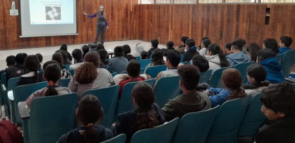 Fomentan acciones de prevención de violencia digital con estudiantes de secundarias.