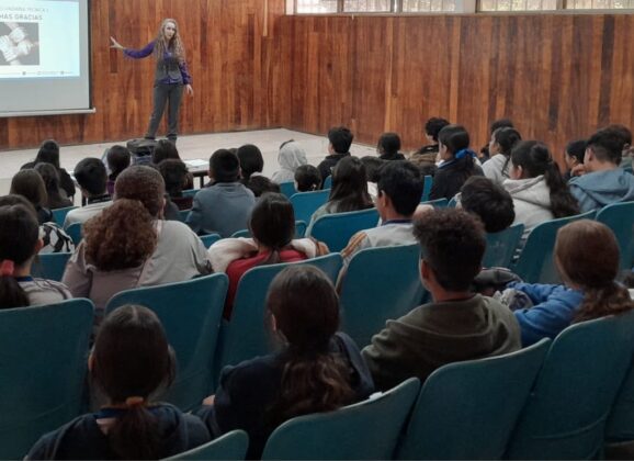 Fomentan acciones de prevención de violencia digital con estudiantes de secundarias.