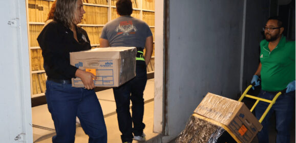Trasladan bajo operativo de seguridad documentos históricos del Fondo del Notariado al AGECH.