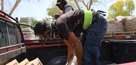 Entrega Coesvi material de construcción a 21 familias de Julimes para mejorar sus viviendas.