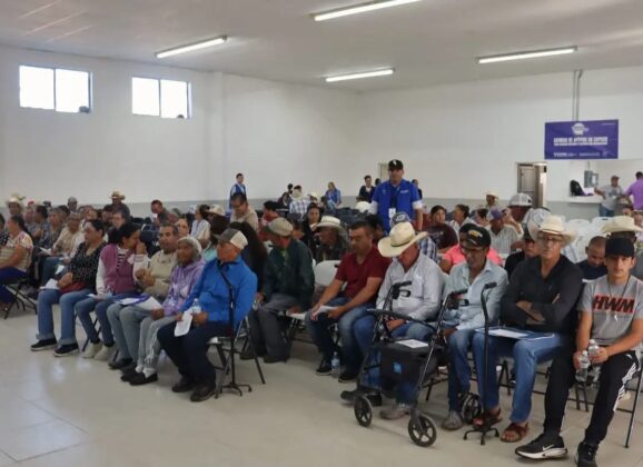 Entrega Gobierno del Estado apoyos a personas mayores y con discapacidad en Ciénaga de Ortiz.